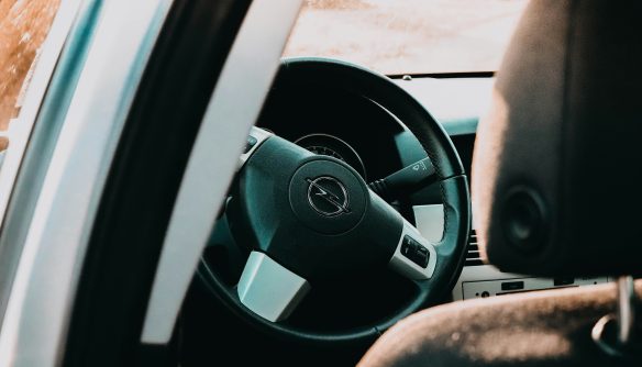 A képen egy Opel beltere látható.