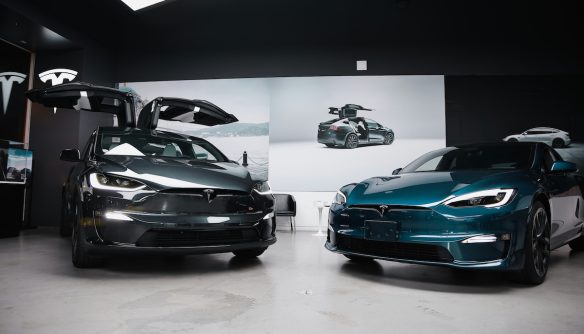 Két Tesla autó egy kereskedésben.