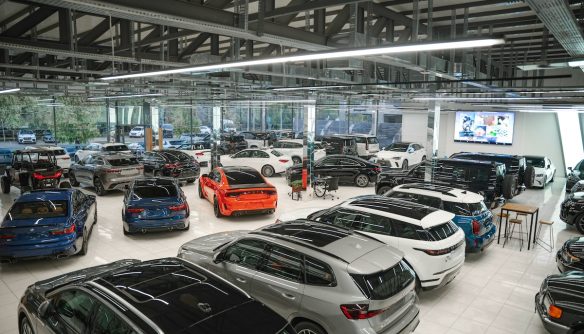 Eladó autók egy autókereskedésben