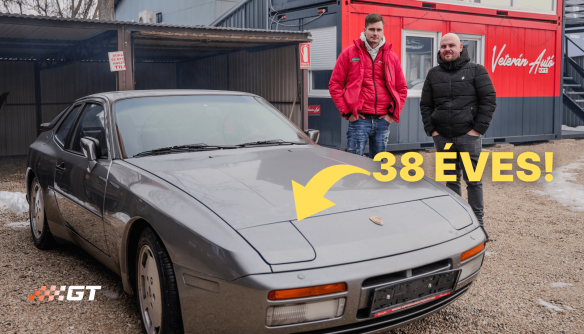 A Használtautó.hu GT adásának borítóképe. Egy szürke autó mellett áll Lőcsei Dániel és Dorogi Péter, a Veterán Autó értékesítője.