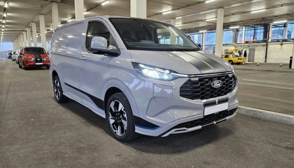 A képen egy szürke Ford Transit látható