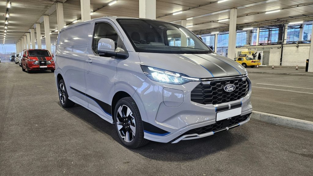 A képen egy Ford Transit látható.