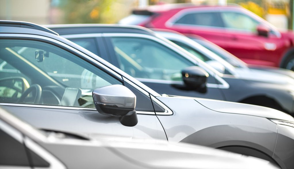 A képen használt autók láthatóak különböző színekben.