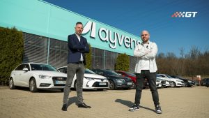 Lőcsei Dániel és Wessely András az Ayvens autókereskedése előtt.