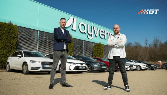 Lőcsei Dániel és Wessely András az Ayvens autókereskedése előtt.