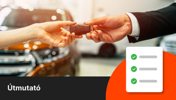 Az eladó átadja a kulcsot a használt autó vásárlónak. A háttérben egy autókereskedésben álló autó látható, amit megvilágít a napfény.