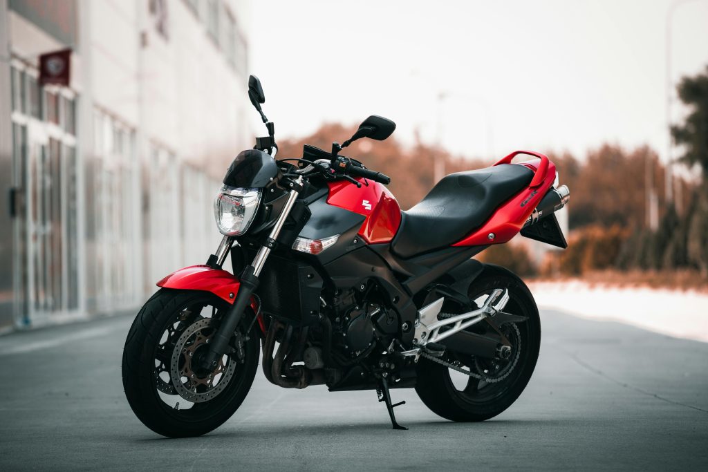 Egy piros, Suzuki márkájú motor. A Suzuki több modellje is szerepel a használtmotor-piac top 10-es listáján.