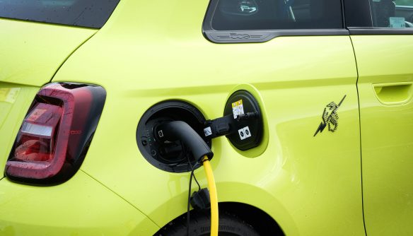 Elektromos autó töltővel