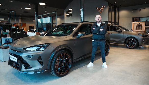 Lőcsei Dániel, senior brand manager egy Cupra Formentor VZ5 mellett a Miskolc Autó egyik telephelyén.