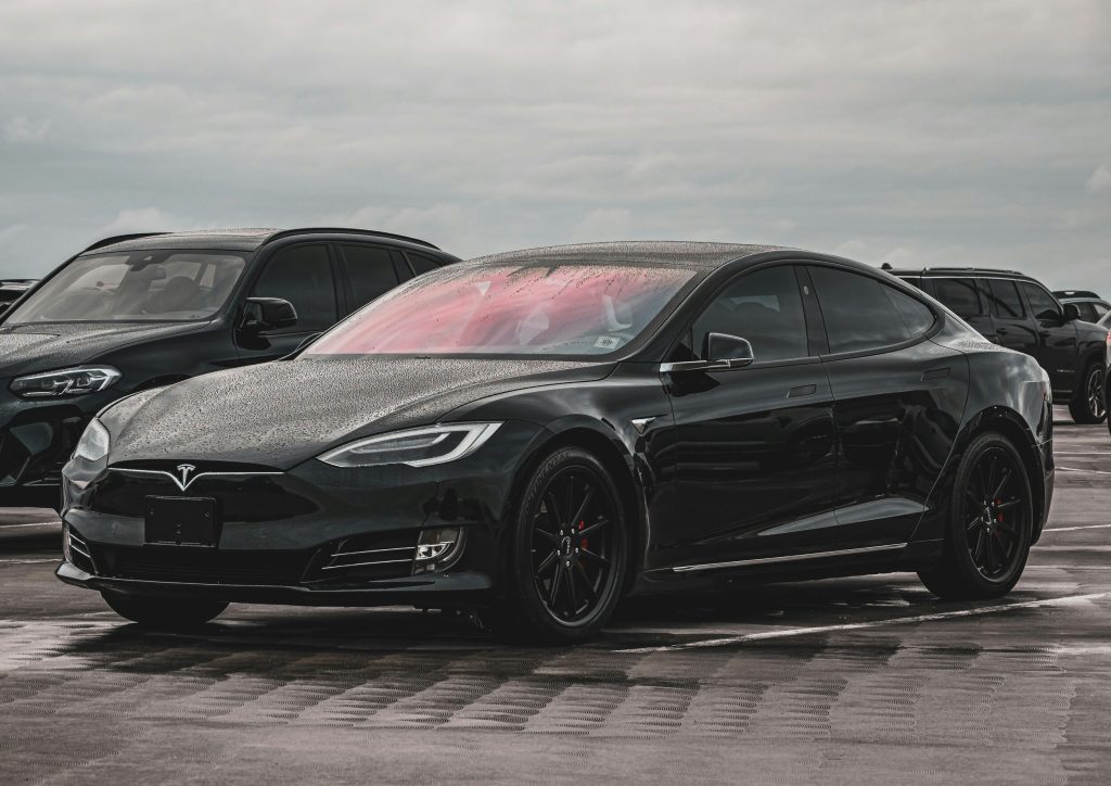 A képen egy fekete Tesla látható