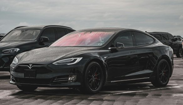 A képen egy fekete Tesla látható