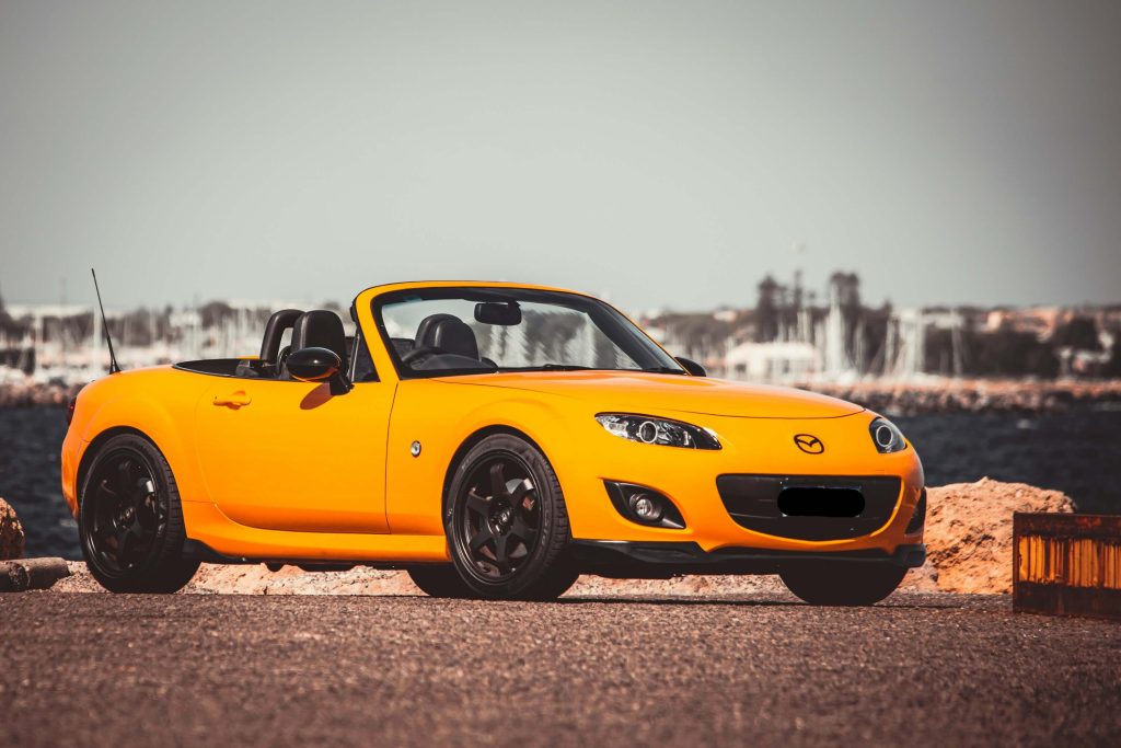 A képen egy narancssárga Mazda MX-5 látható.