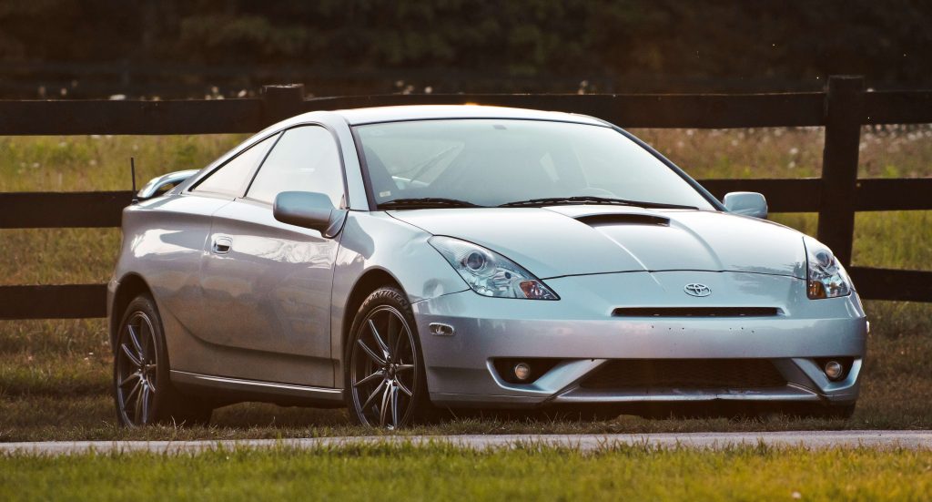 A képen egy ezüst Toyota Celica látható.
