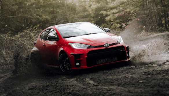 Piros Toyota GR Yaris földúton