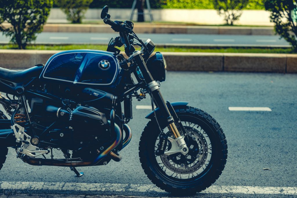 A képen egy BMW motor látható