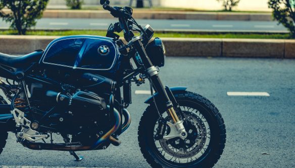 A képen egy BMW motor látható