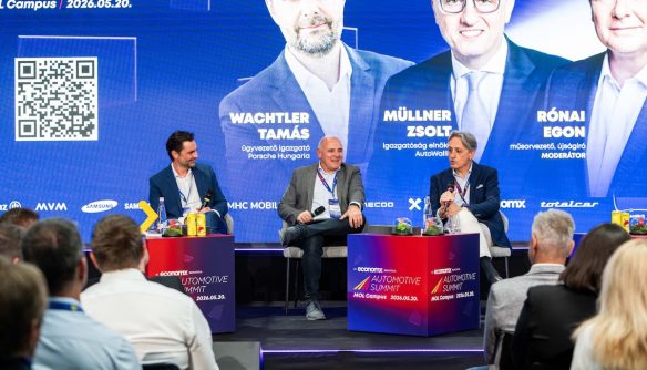 Az Automotive Summit 2026 színpada. A Rónai Egon vezette kerekasztal-beszélgetés az európai autóipar kihívásait vizsgálja.