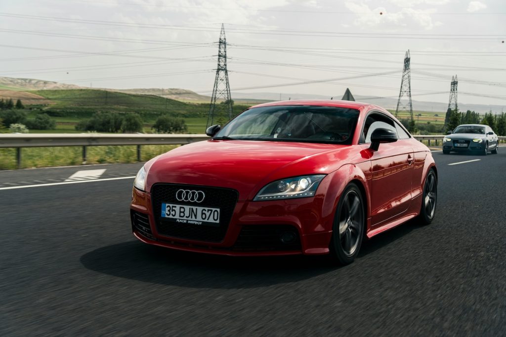 Piros Audi TT.
