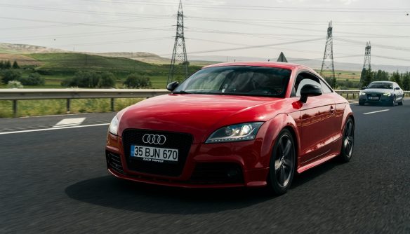 Piros Audi TT