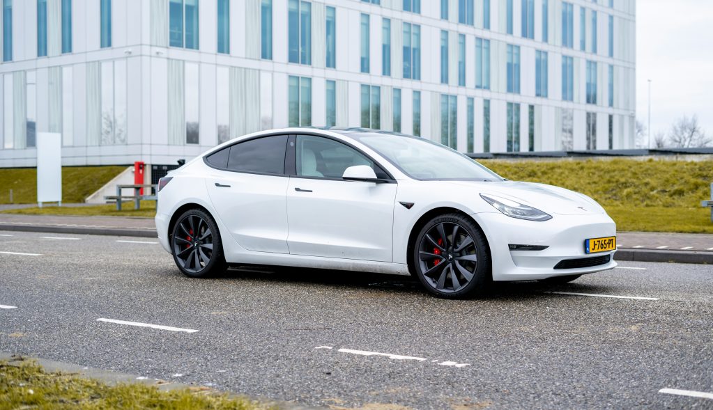 A képen egy Tesla Model 3 látható
