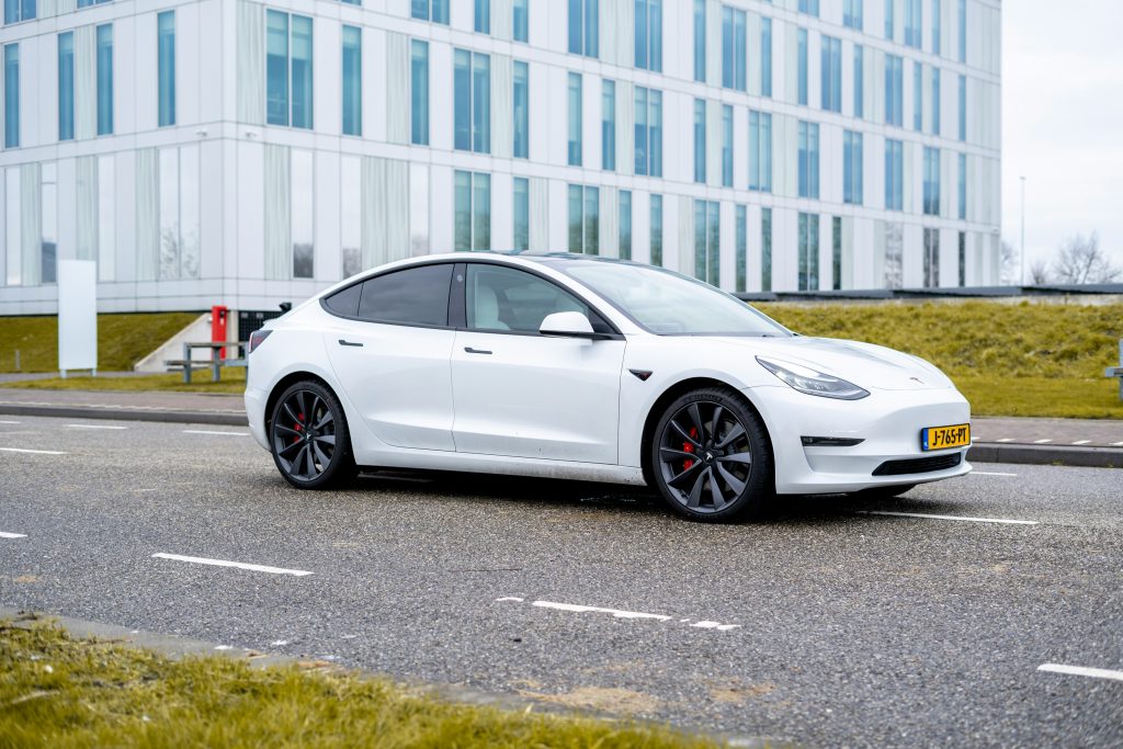 A képen egy Tesla Model 3 látható