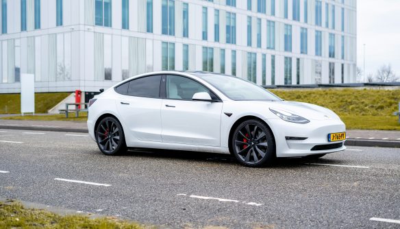 A képen egy Tesla Model 3 látható