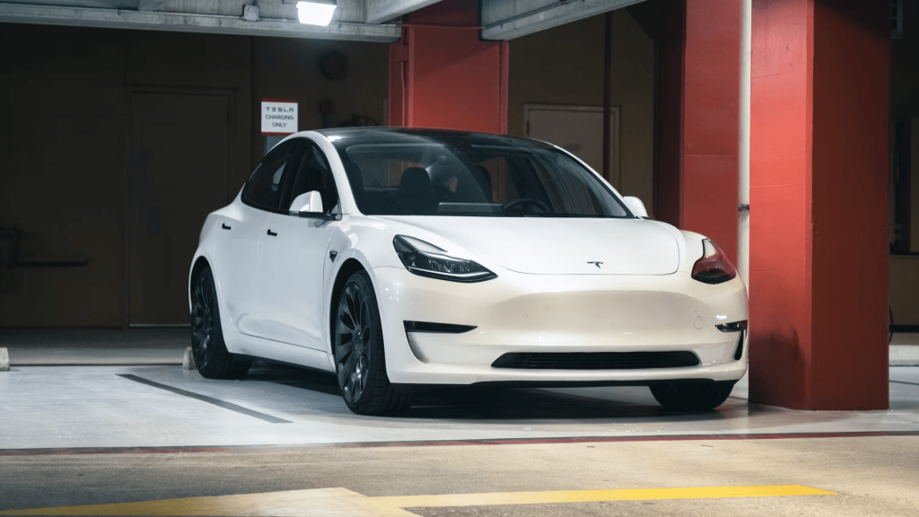 A képen egy fehér Tesla látható.