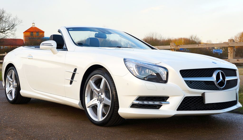 A képen egy fehér Mercedes SL látható.