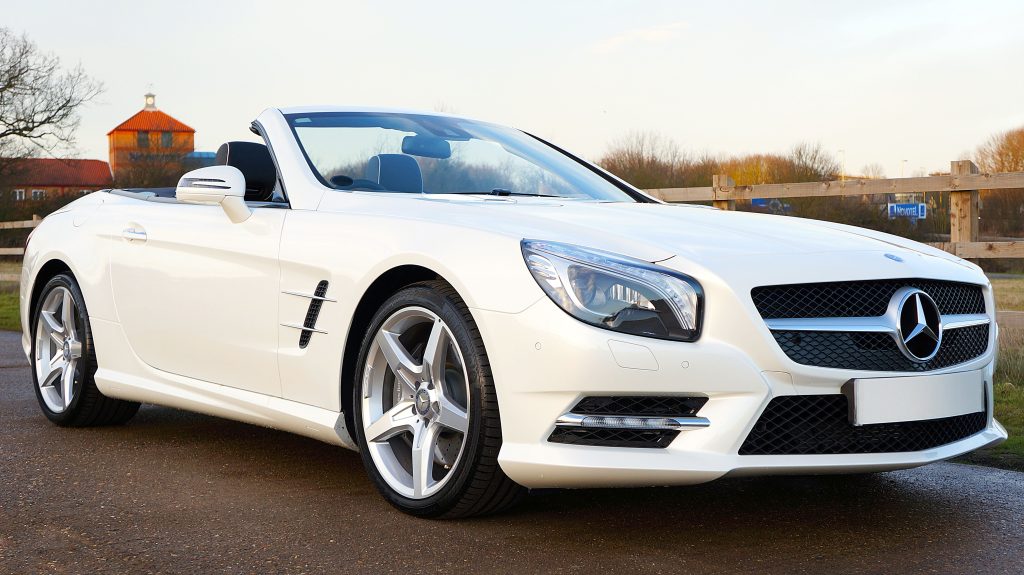 A képen egy fehér Mercedes SL látható.