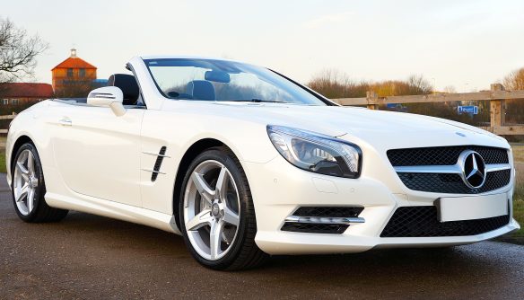 A képen egy fehér Mercedes SL látható.