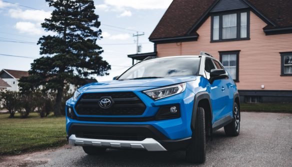 Kék Toyota SUV parkol a ház előtt.