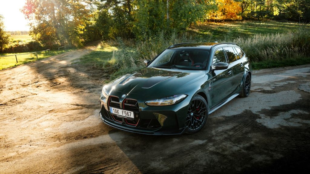 Fekete BMW 3 Touring egy mező szélén, földúton