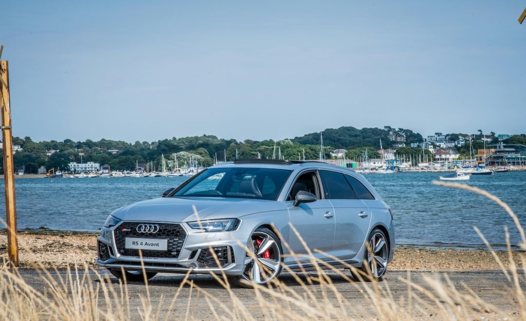 Szürke Audi A4 Avant a tengerparton