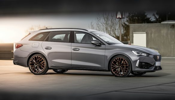 Szürke Cupra Leon ST oldalnézetből. A kép 6 izgalmas kombi kivitelű autót bemutató cikk illusztrációja.