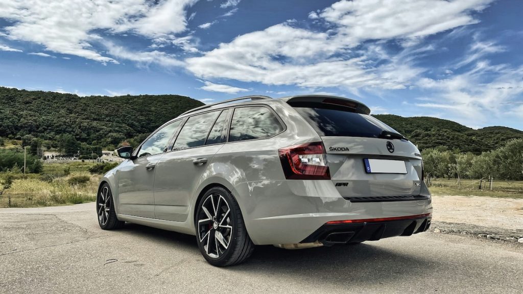 Szürke Skoda Octavia hátulnézetből.
