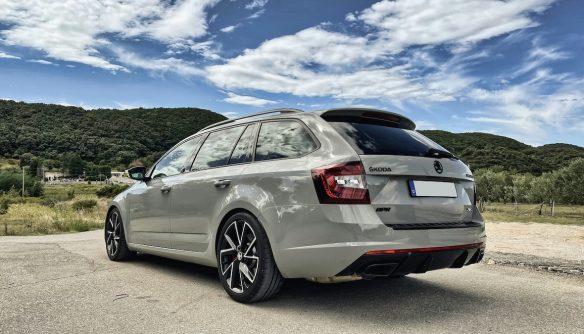 Szürke Skoda Octavia hátulnézetből.