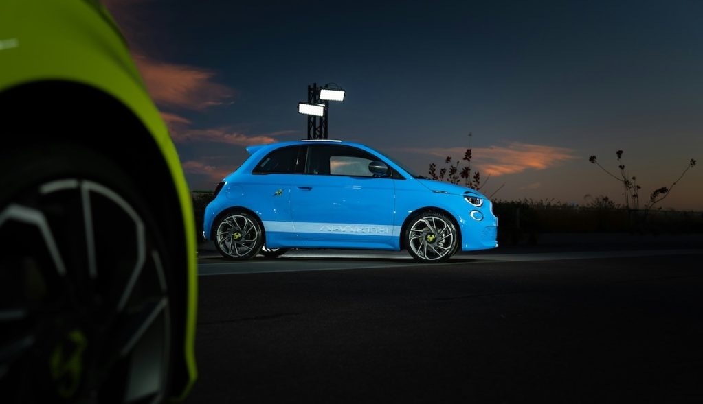 Világoskék Abarth kisautó éjszaka