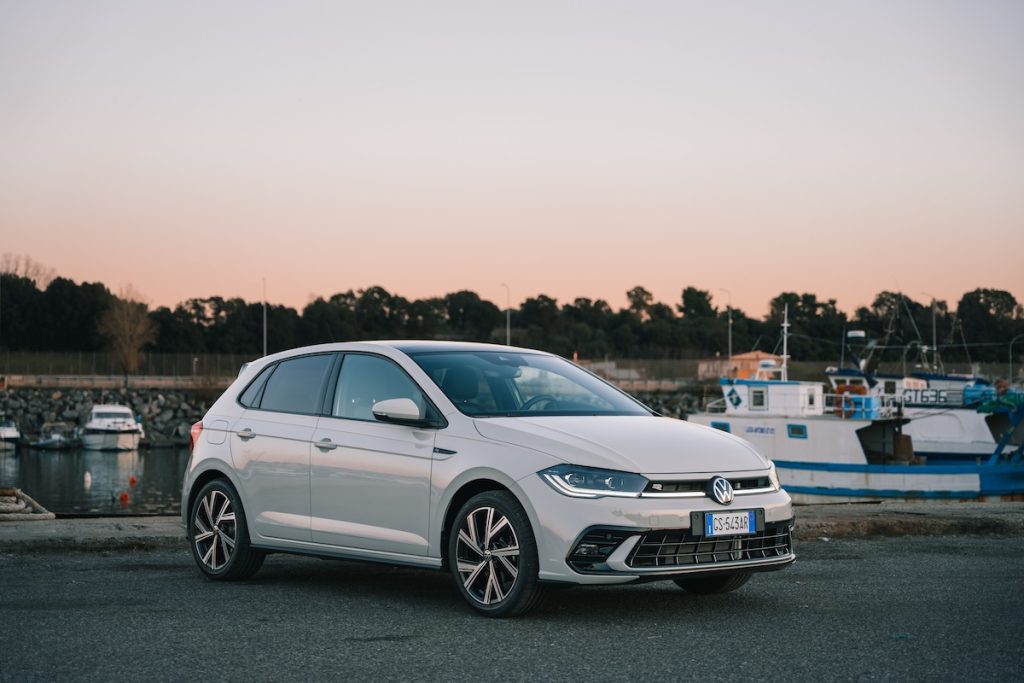 Szürke Volkswagen Polo a naplemente előtt