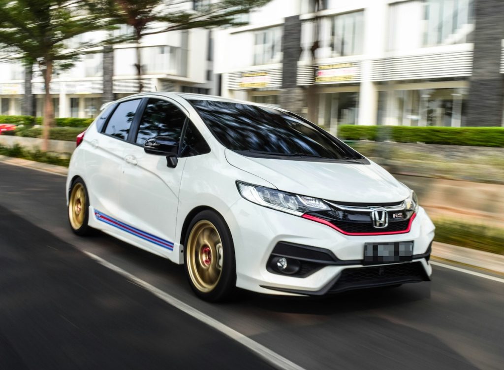 Fehér Honda Jazz aszfaltúton