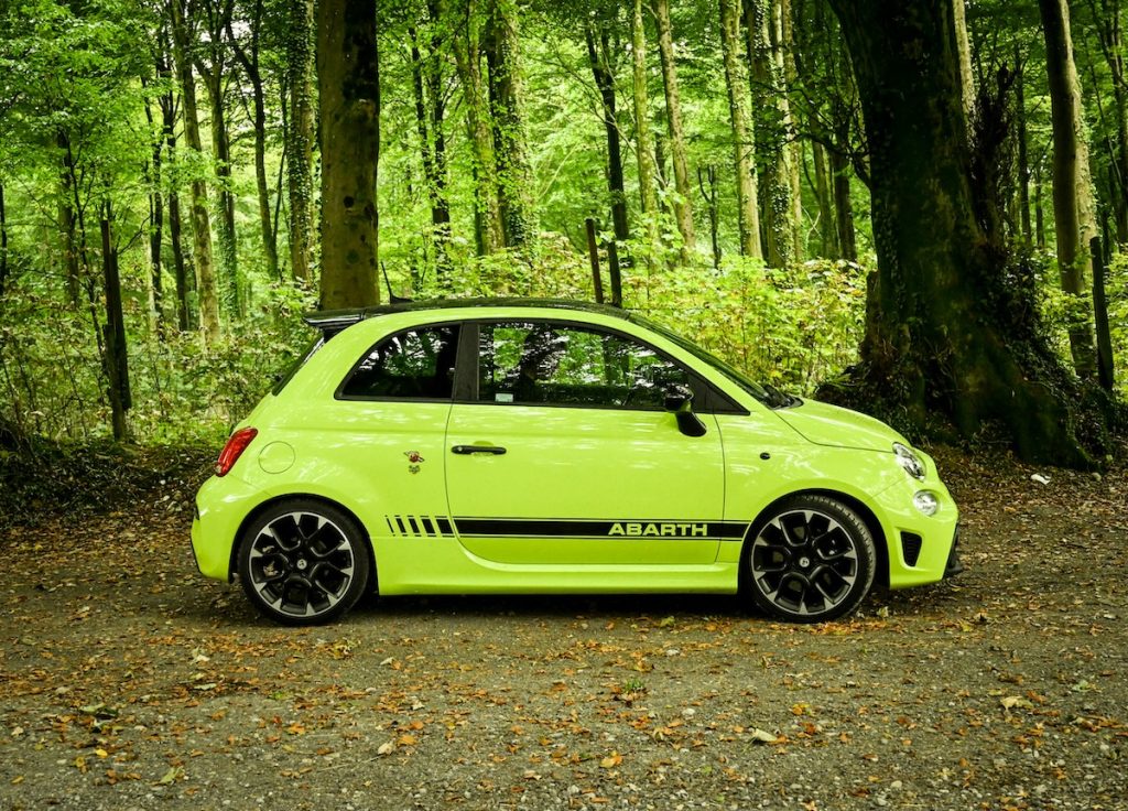 Neonsárga Abarth 500E parkol az erdőben