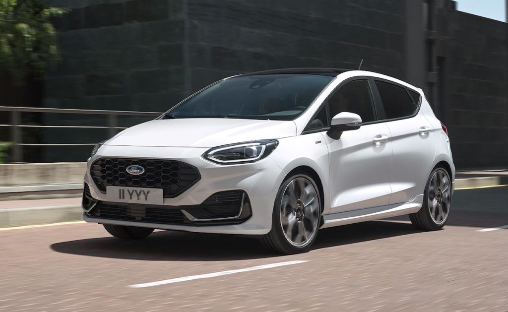 Fehér Ford Fiesta