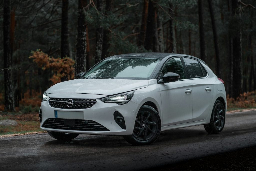 Fehér Opel Corsa