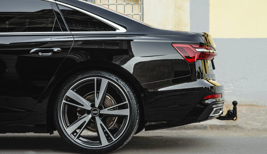 A képen egy fekete Audi látható oldalnézetből.