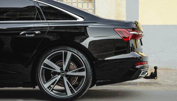 A képen egy fekete Audi látható oldalnézetből.