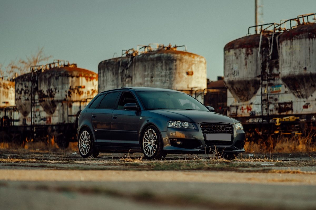 Sötétszürke Audi A3 3.2 quattro 8P parkol régi ipari terület előtt.