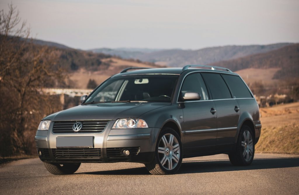 Szürke VW Passat.