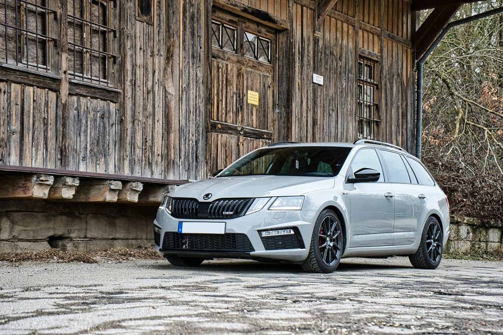 A képen egy szürke Skoda látható