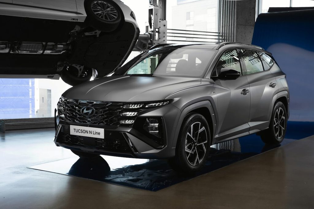 Szürke Hyundai Tucson N Line a szalonban