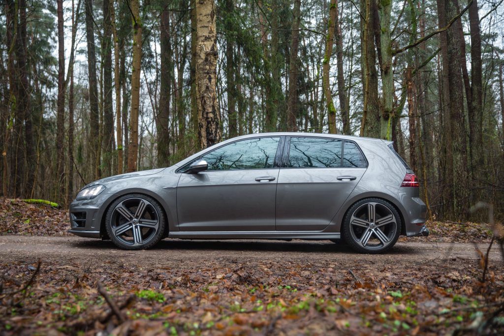 A képen egy Volkswagen Golf látható.