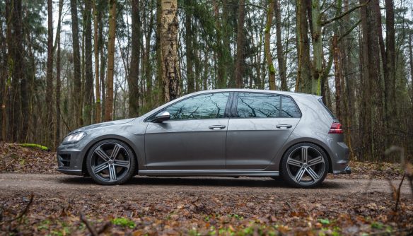 A képen egy Volkswagen Golf látható.